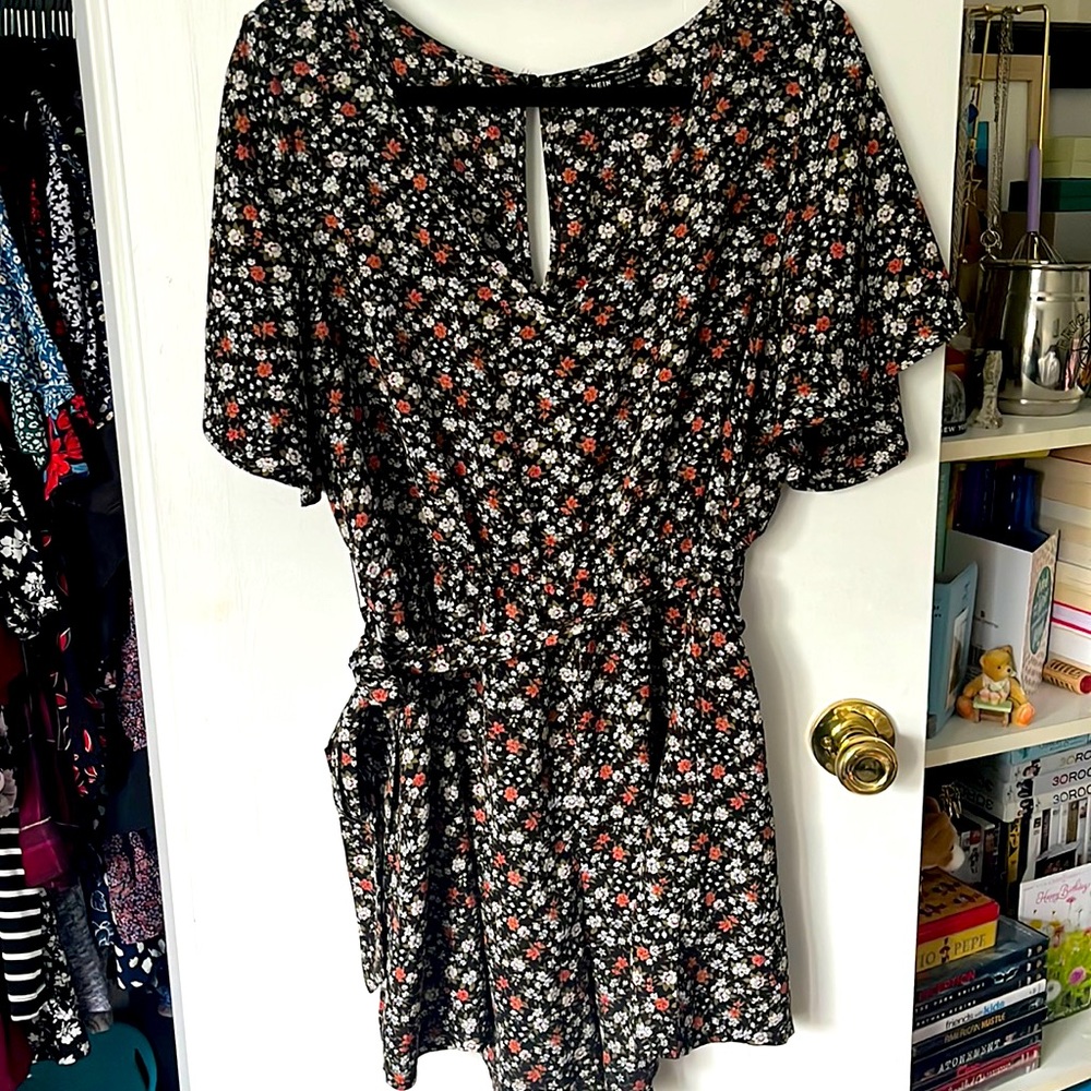 Short sleeve floral romper